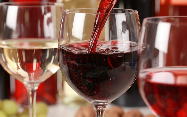 https://www.ecooe.com/ecooe-life/wp-content/uploads/2018/04/Difference-between-a-white-wine-glass-and-a-red-wine-glass-1.jpg